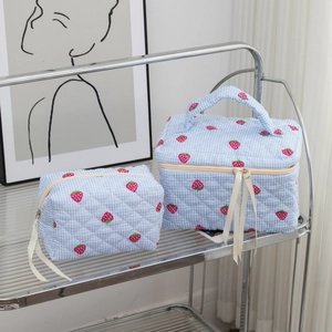 Lot de 2 trousses de maquillage matelassées à motifs fraises et carreaux bleus avec poignée