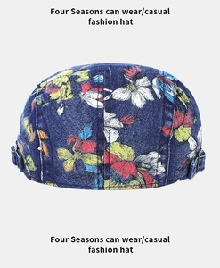 Dettaglio del berretto in denim con fiori etnici e fibbie metalliche regolabili