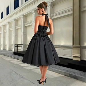 Details des eleganten schwarzen rückenfreien Kleides mit Neckholder und plissiertem Stoff