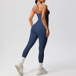 Détail de l'ensemble de yoga bleu marine avec haut croisé et leggings à taille haute