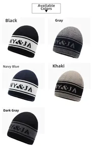Détail de bonnets en tricot rayés en noir, gris, bleu marine, kaki et gris foncé