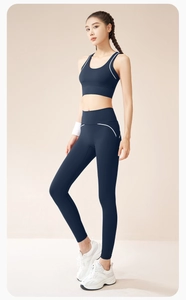 Dettaglio dei leggings da yoga blu navy a vita alta con profili bianchi a contrasto