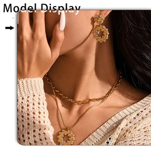 Goldenes Schmuckset mit Strass-Ohrringen und Doppel-Halskette getragen am Model