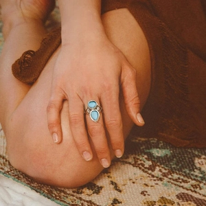 Anello vintage bohémien in argento con pietre blu a goccia e dettagli ornamentali