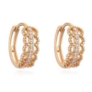 Orecchini a cerchio geometrici placcati oro 18K con pavé di zirconi e design traforato