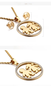 Détails de l'ensemble de bijoux plaqué or 18 carats avec silhouettes de garçon et fille