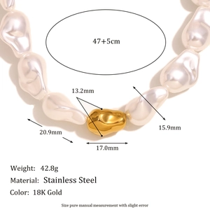 Dimensions détaillées pour collier en acier doré 18K et perles baroques blanches