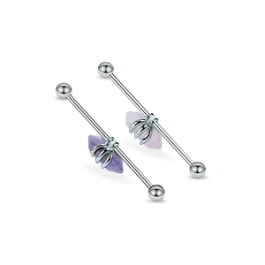 Vue détaillée du piercing industriel en acier avec pierre de cristal hexagonale violette