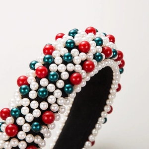 Vue détaillée du serre-tête en éponge vintage avec perles blanches, rouges et bleu sarcelle