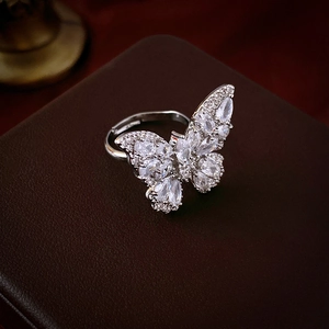 Vue macro de la bague papillon en zircon argenté sur boîte en cuir, taille réglable