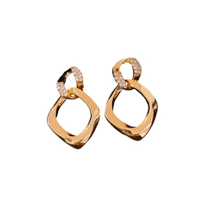 Goldene geometrische Ohrringe mit funkelnden Kristallen und glattem, gedrehtem Design