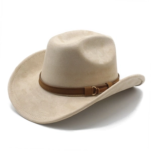 Détail macro du chapeau de cowboy en daim beige avec bande en cuir marron et boucle en métal