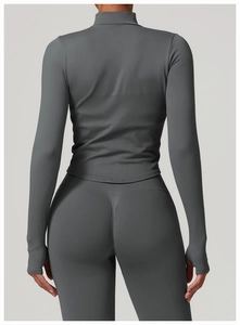 Détails d'ensemble de yoga sans couture avec haut à col montant et legging sculptant