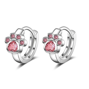 Dettaglio degli orecchini a cerchio zampa di gatto in argento con zircone rosa a cuore