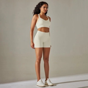 Détail de la taille côtelée sans couture sur le short de yoga jaune crème et le soutien-gorge
