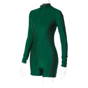Detailansicht des Reißverschlusses und Stehkragens an diesem grünen Langarm-Bodysuit