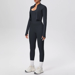 Vista dettagliata del set da yoga nero in 3 pezzi con giacca, canotta e leggings a vita alta