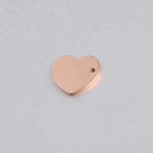 Detail van roségouden hart hanger met spiegelglans en voorgeboord gat voor DIY sieraden