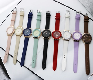 Vue à plat de neuf montres à quartz colorées avec lunette octogonale et bracelet cuir