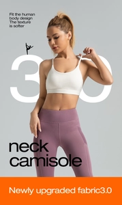 Detail der hoch taillierten fliederfarbenen Leggings und des weißen Racerback-Sport-BHs