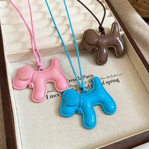 Pendentifs chiots de style coréen avec cordes tressées colorées sur présentoir