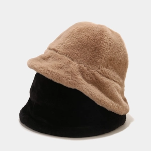 Détail de chapeaux bobs en peluche douce noir et kaki montrant la texture épaisse