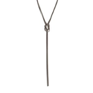 Detail der silbernen Schlangenkette mit Quastenanhänger und Knotendesign für Damen