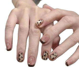 Faux ongles imprimé léopard avec bordure chocolat et décorations de strass fins