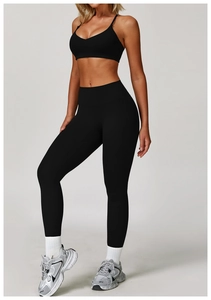 Dettaglio dei leggings da yoga neri a vita alta e del reggiseno sportivo in tessuto opaco