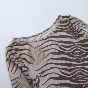 Détail du haut en mesh transparent à motif zèbre avec col rond et texture de tissu doux