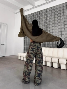 Pantalon cargo camouflage vintage taille basse pour femme avec coupe large et style urbain