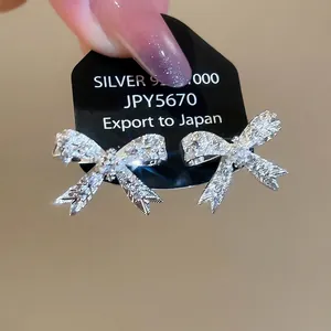 Boucles d'oreilles nœud en argent S925 avec zircons pavés sur carte à bijoux