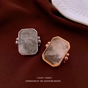Quadratische Marmorsteinringe in Gold und Silber mit Vintage-Relief-Details