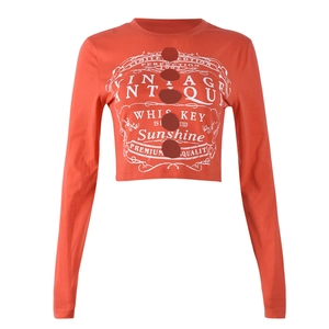 Detail eines orangefarbenen Langarm-Crop-Tops mit weißem Vintage-Whiskey-Grafikdruck