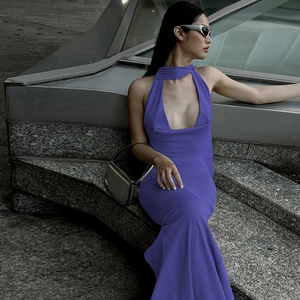 Détail d'une robe en maille dos nu violet foncé présentant un design sexy et une texture côtelée