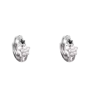 Pendientes de aro minimalistas de estrella en plata con esmalte negro y circonitas