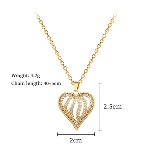 Detailed view of heart pendant necklace with dimensions 2.5x2cm and weight 4.7g