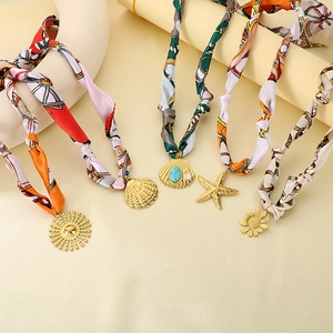 Détails des colliers foulards d'été avec pendentifs soleil et étoile de mer dorés
