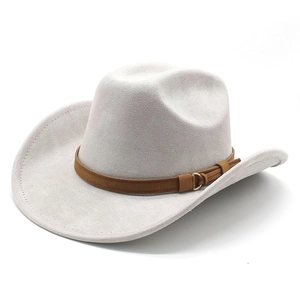 Détail du chapeau de cowboy en daim gris clair avec bandeau en cuir brun et boucle dorée