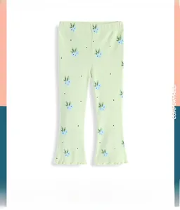 Détail du legging côtelé vert clair pour filles avec motifs de feuilles et ourlet volanté