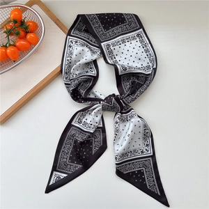 Collier foulard en soie vintage ethnique avec motifs cachemire noir et blanc