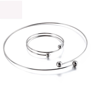 Minimalistisches Schmuckset aus Edelstahl mit offenem Halsreif und Perlenarmreif Silber