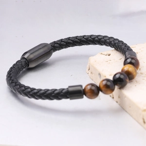 Bracciale in pelle nera intrecciata con pietre occhio di tigre 6mm e chiusura magnetica