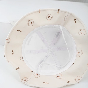 Détail du chapeau bébé montrant la doublure en maille respirante et le cordon ajustable