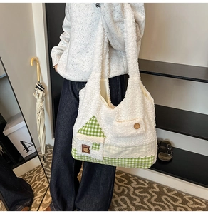 Gros plan du sac cabas en peluche blanc avec motif maison à carreaux et dentelle