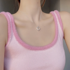 Collier élégant en argent sterling 925 avec pendentif cœur ajouré porté par un mannequin