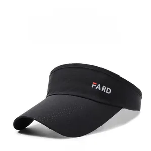 Detail der schwarzen Sonnenblende mit atmungsaktivem Stoff und seitlichem FARD-Aufdruck