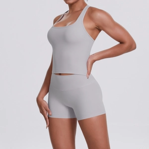 Détail de l'ensemble de sport gris avec short taille haute et débardeur ajusté