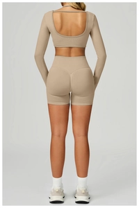 Détail d'un ensemble de yoga côtelé kaki avec haut dos nu et short taille haute