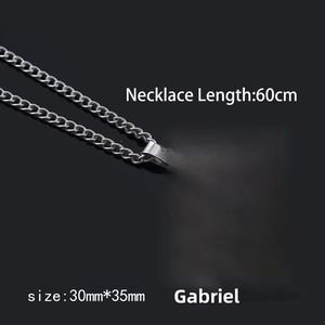Detail des silbernen Erzengel-Anhängers mit eingravierten Flügeln und Namen wie Michael und Gabriel